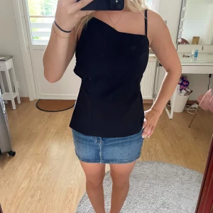 Tröja öppen rygg - Fin tröja med öppen rygg. Storlek L men man kryter själv så passar även mig som har M