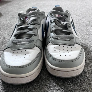 Nike skor  - Jag har haft den länge men har knappt använt dem bra skick   Dm för köp 