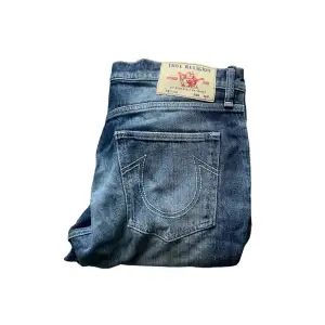 Hej! Säljer ett par jätte fina True Religion Jeans. Jeansen är storlek 34 och har en ripped washed look. Kan sänka priset vid snabb affär.