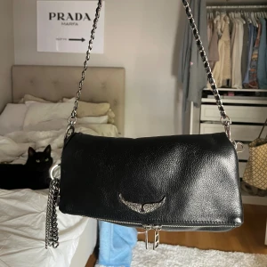 ZADIG ROCK BAG  - Jättefin zadig väska i bra skick. Ca 2 år gammal, köpte den på zadig butiken på Östermalm ❤️ säljer då jag har andra väskor jag använder mer 💕💕(man får med båda banden) PRIS KAN DISKUTERAS!