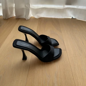 Topshop skor - Storlek 39. Beställde dem till ett tillfälle som inte blev av. Säljer därför vidare 🖤 aldrig använda 