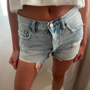  jeansshorts med ”slitdetaljer” 