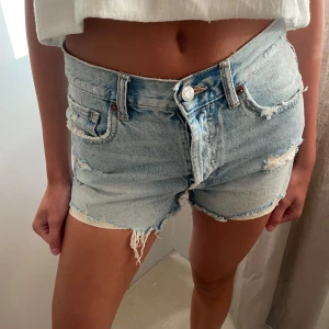 Ljusblå jeansshorts -  jeansshorts med ”slitdetaljer” 