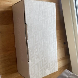 Svarta golden goose - Säljer ett par svarta golden goose. Jag vann de på TikTok och säljer pga att jag ej vågar använda de och att de är förstora. De är i Str 40 men passar i 39 också. Jag säljer de för 3000, original priset är 3500. Har aldrig använt de. Skriv till mig 💕