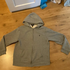 Ralph lauren zip - Snygg Ralph lauren zip hoodie. Skick 9/10 använd några gånger. Pris kan diskuteras.