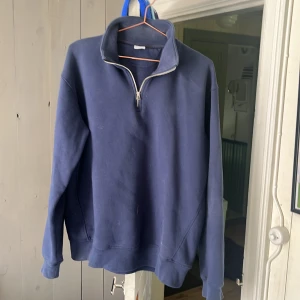 Zara half-zip  -  Världens bästa basplagg! Förra årets mest trendiga plagg! En jättebra half-zip som även passar M. Väl använd. En fläck på bröstet som inte är lika synlig i verkligheten. Kolla in min profil för en likadan fast vit! Hör av dig för fler bilder!