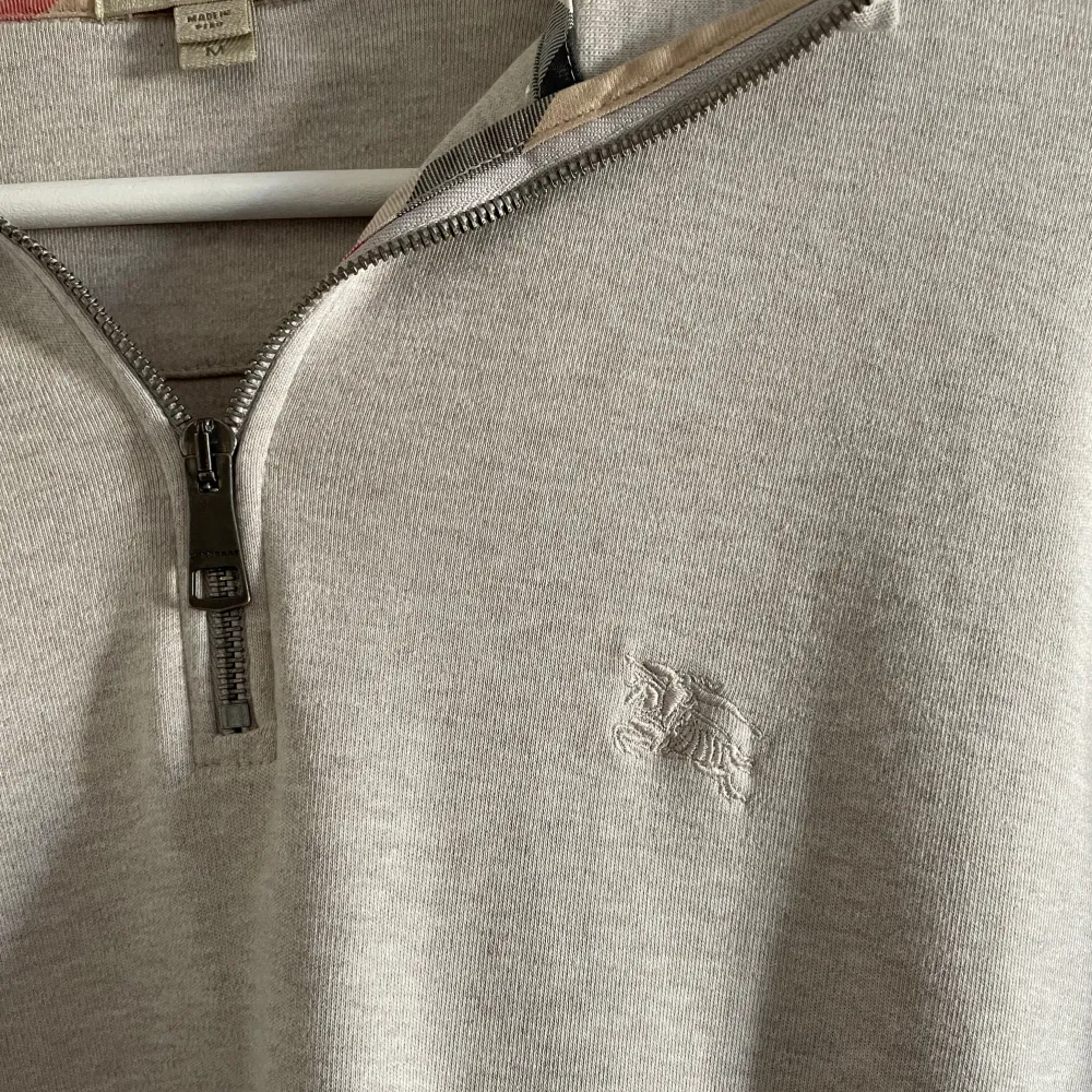 Vintage Burberry half-zip nypris ca 6000. Mitt pris 1599kr. Skriv vid frågor och funderingar! . Tröjor & Koftor.