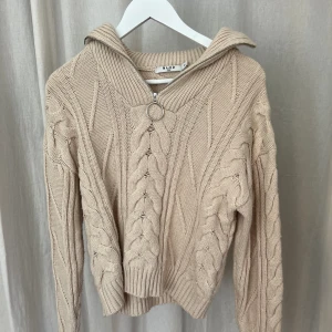 Tröja - Beige tröja🤍 lite underton av rosa kanske. Har haft i några år, men inte använt så mycket. Men kan se lite använd ut.