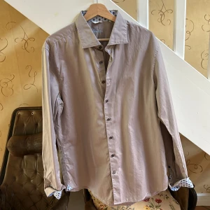 Skjorta - Härlig sommarskjorta i storlek XL. Aldrig använd. Vid intresse hör gärna av er! 