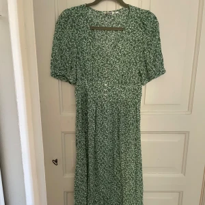 Blommig klänning - Grön blommig klänning från indiska. Endast använd en gång 