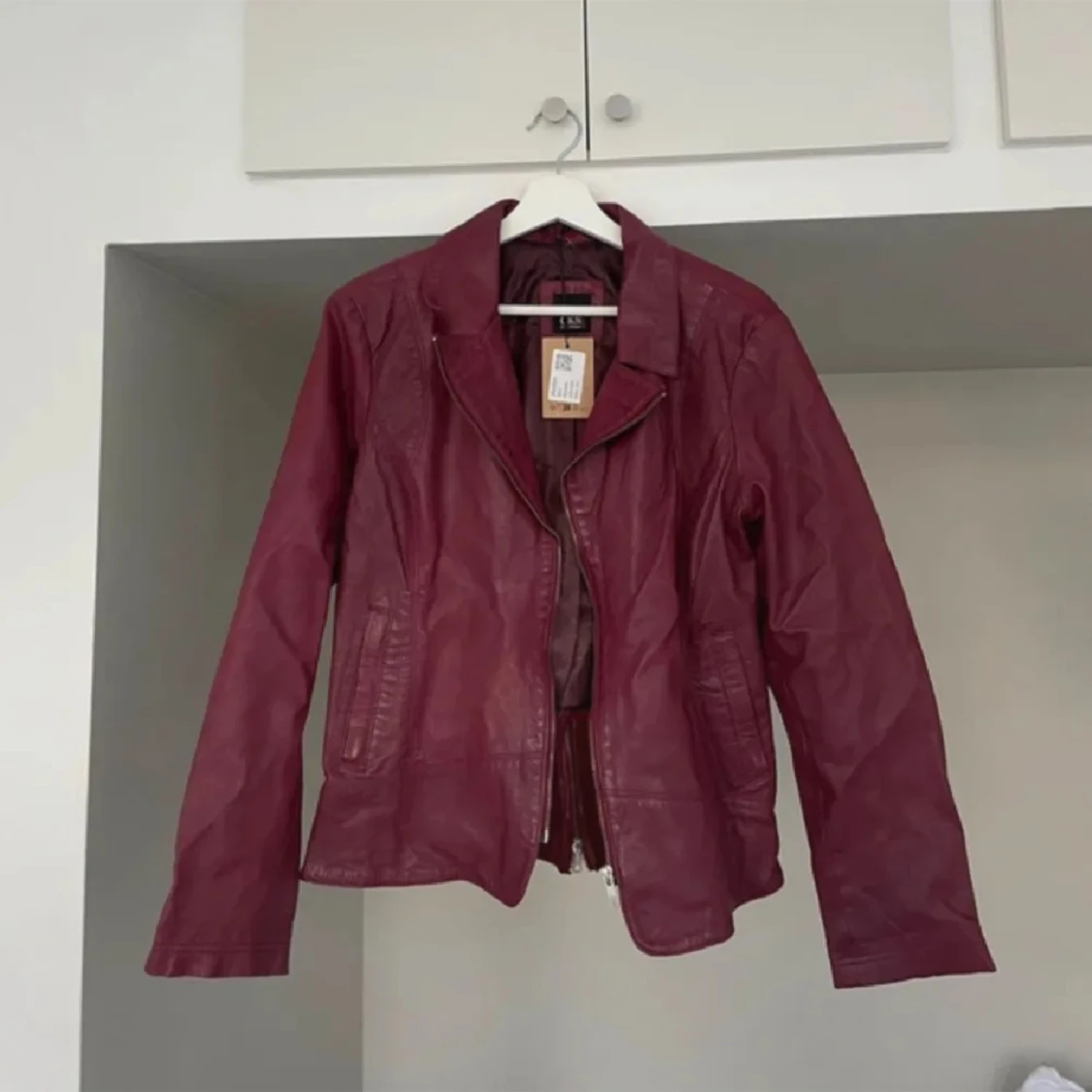 Vinröd läderjacka