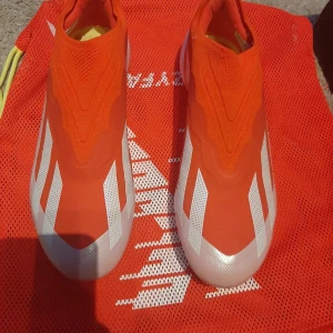 Adidas X Crazyfast.1 Laceless  - Säljer nu mina "Adidas X Crazyfast.1 Laceless Elite" för att jag köpte de i fel storlek de är i storlek 42 2/3 och är otroligt sköna, fina. Är använda 2 gånger som ni ser på bilderna helt nya. Påse och box medföljer Nypris 3199kr Mitt priss 1800kr