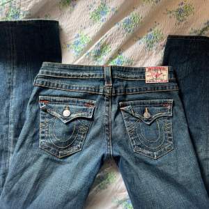 säljer dessa utsvängda true religion jeans! coola bakfickor och detaljer samt snygg lågmidjad passform. nytt skick, köpte vintage i wasteland i köpenhamn. säljes då de är några cm korta på mig  midjemått: ca 39 cm  innerbenslängd: ca 76 cm 💗💗