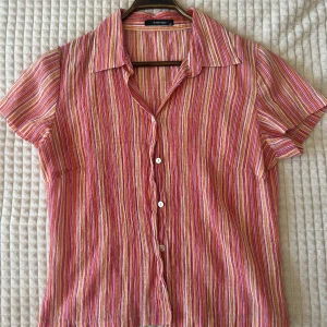 Skjorta - Köpt second hand, aldrig använd av mig. Köparen betalar för frakten och katt finns i hem 🏡 