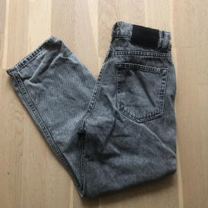 Gråa grunt jeans - Tjena, Säljer ett par snygga jeans för att dom är för små. Dom är använd men väldigt bra skick. Ny pris 599kr mitt pris 399kr plus frakt.  Bara att höra av sig vid funderingar🔥🔥