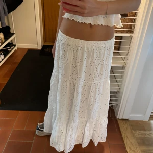 Vit långkjol  - Jätte bra skick, perfekt för sommaren! Storlek L men skulle säga att den passar bättre för M-S❤️