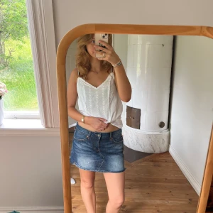 Vintage kjol - Midjemått(rätt över): 42 Längd: 33 Modellen är: 168  Skriv om ni har några frågor💗//Perfectjeans