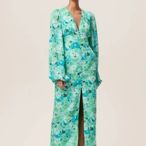 Adoore positano klänning - Säljer nu denna fina klänning då den tyvärr inte passade mig. Storlek 38💗Helt ny med prislapp kvar! DM för fler frågor/bilder. Slutsåld på hemsidan