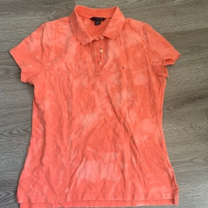 Pikétröja  - Köptes på second hand och sedan har jag tie dyed den