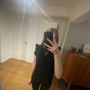 Söt topp med volanger - Superfin topp från mango, tror ej den finns kvar🥰 