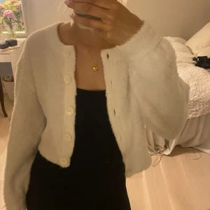 Kofta - Super gosig kofta, perfekt till sommarkvällar att ha över ne klänning eller topp!! 🩷🩷