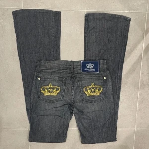 Victoria Beckham jeans⭐️ - As snygga victoria beckham bootcut lowwaist jeans, lite slitna längst ner annars väldigt bra skick är 167cm o är bra i längden används dock inte längre så säljer dom⭐️