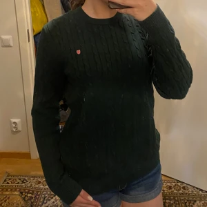 Ribbstickad tröja - Snygg grön ribbstickad tröja. Har bara använt den en gång💕både fin på män och kvinnor.