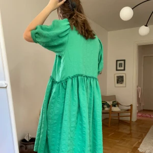 Grön klänning  - Säljer denna super fina klänningen i en jätte fin grön färg som inte riktigt framgår på bild. Klänningen är ganska stor i storleken och skulle tro att den passar någon från Xs t.o.m M. Den har inga defekter. Hör gärna av dig vid eventuella frågor🫶.