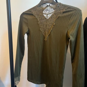 Topp - Olivgrön topp från Veromoda / YAS märke, storlek S, mycket bra skick