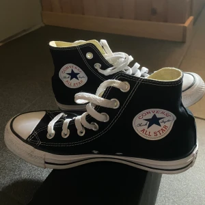 Svarta converse - Svarta converse i strl 37. Använda fåtal gånger så i fint skick.
