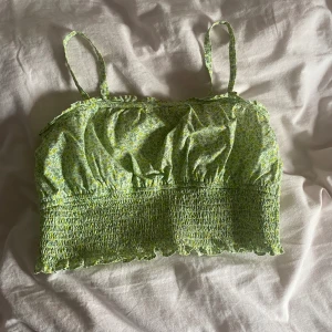 Zara topp  - Säljer jättesöt Zara topp med fina detaljer pga att jag inte har något att matcha den med👏 Köptes för 300kr men säljer för 90kr💕Den är ganska stor i storleken (passar folk som är mycket över 152), och är inte så fyrkantig som den ser ut i bilden! 