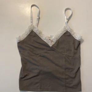 Grönt linne - Sage grönt linne från HM, storlek XS. Inga defekter utom lite knoprigt som man ser på sista bilden.❤️ Jätte fint, skönt och stretchigt material💕