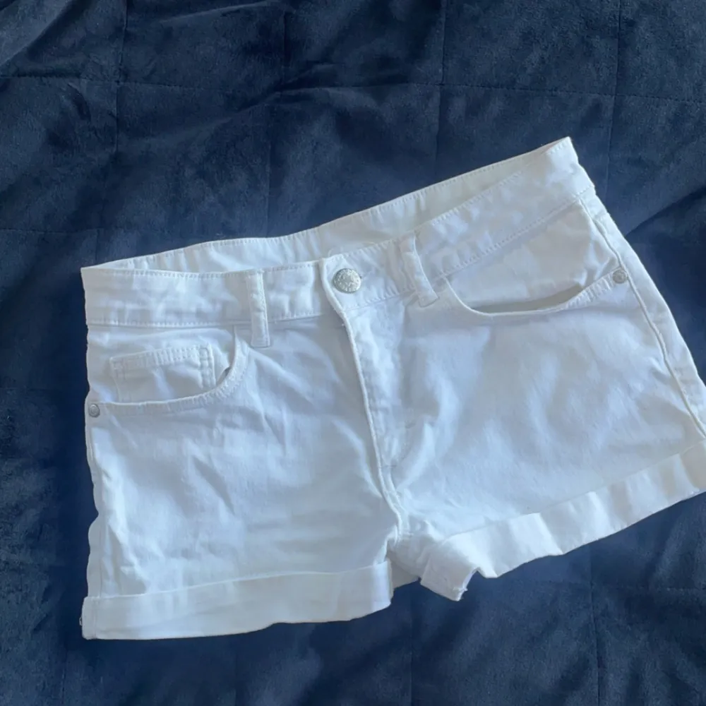 Supersnygga vita lågmidjade jeansshorts från hm som passar xxs-xs💕. Shorts.