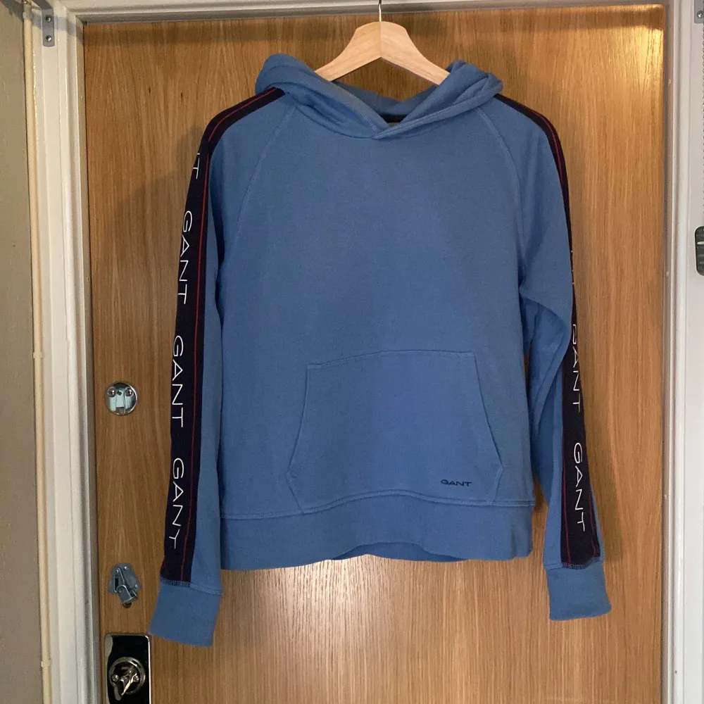 Hoodie från Gant. 170cm/15 år. Skulle säga att det är en S/M. . Hoodies.