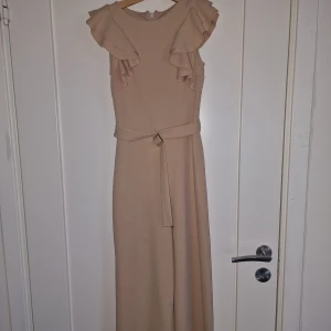 Beige River Island Klänning - Säljer min systers River Island klänning som hon endast burit ett fåtal gånger. Den borde passa flickor 9/10 år. Släpper den för 299