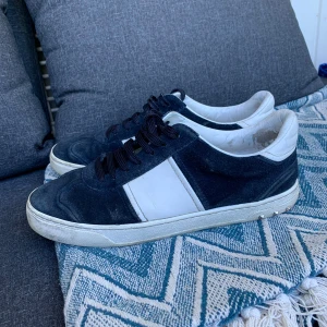 Mörkblå Valentino Flycrews - Tja, säljer nu dessa tvärfeta Valentino Flycrews för endast 2999kr! Skorna har tappat 4 nitar och har en liten spricka, utöver det är skorna i ett väldigt fint skick. Passar storlek 40-42. Skriv gärna vid ytterligare frågor eller funderingar!