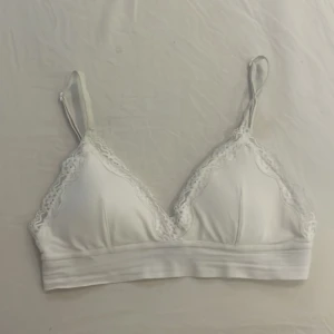 Bh - Mjuk spets bh utan bygel. Den är vadderad i storlek S