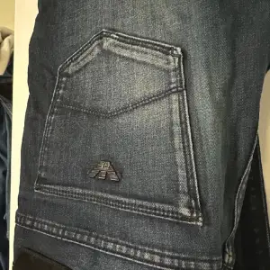 Mörkblåa jeans från Armani  I superfint skick!  Finns inga tecken på användning. Storlek: Small, skulle även kunna passa medium