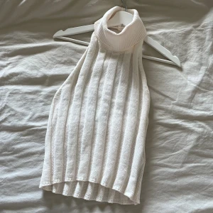 Stickad topp - Superfin stickad topp med öppen rygg från zara i strl m men skulle säga att den passar xs/s också! Använd några få gånger men syns inte
