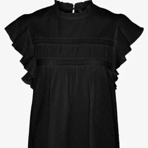 Svart volang blus  -  Säljer min svarta blus från veromoda då den är för stor. Använd kanske 2 gånger så jag skulle säga att den är i väldigt bra skick. Nypris 300kr.