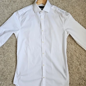 Vit skjorta - Riley - Skjorta från Riley Storlek: S Modell: Super Slim fit Material: 98% Bomull / 2% Elastane