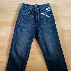 Coola vintage jeans i strlk W30 L30. Asnice tvättning och i bra skick! 