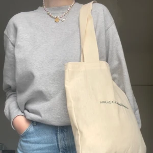 Totebag med text  - Totebag sydd i en stadig rå bomullstoile (ej färgad 100% bomull) med extra breda axelband för ökad komfort! Broderad text ”look at the sky not your feet” i mörkgrönt. Sjukt snygg till jeans. 😍 axelbanden mäter ca 75 cm. Dator och tröja får plats! 
