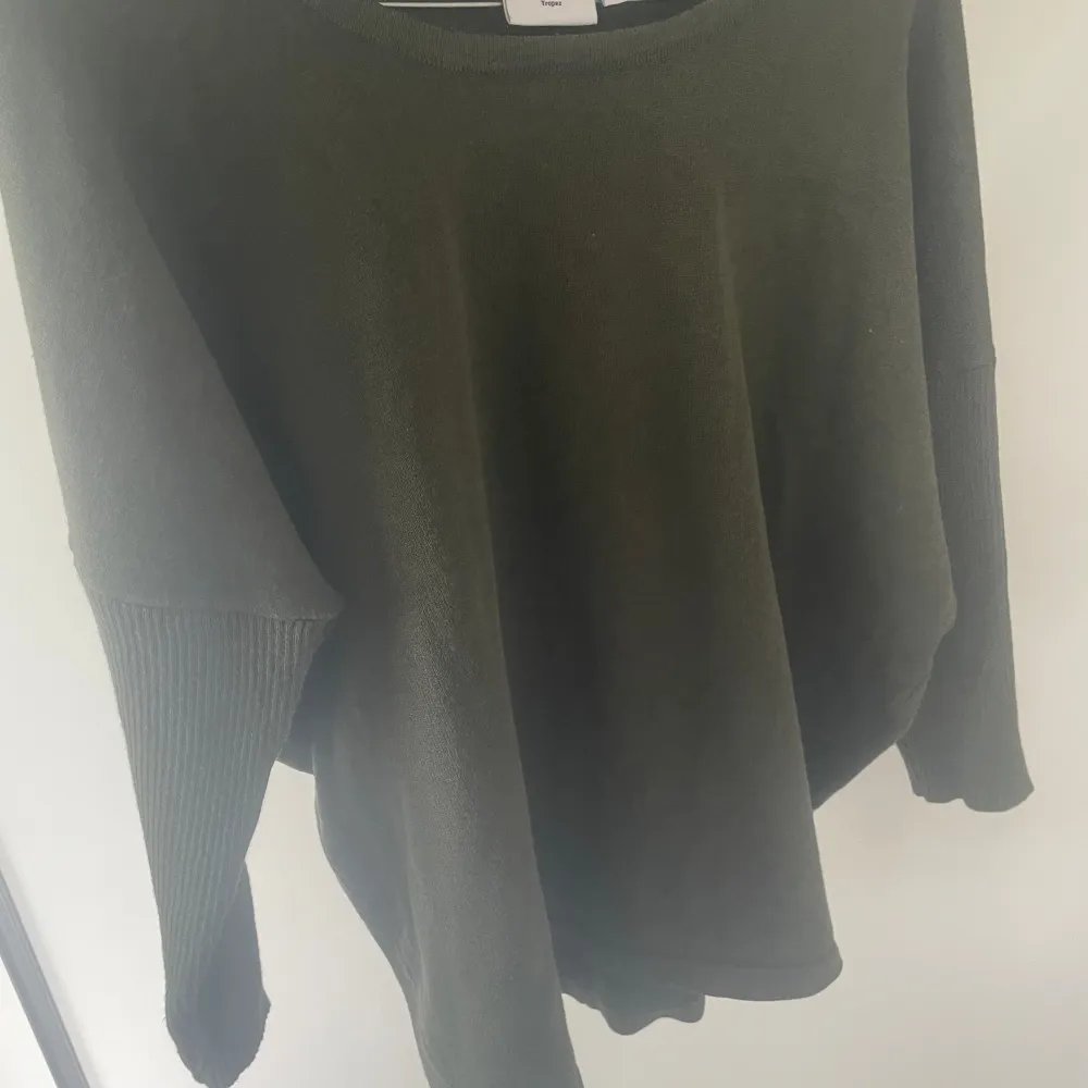 En super fin mörk grön tröja från Åhléns. Som jag bara använda ett fåtal gånger.Är i storlek XS. Tröjor & Koftor.