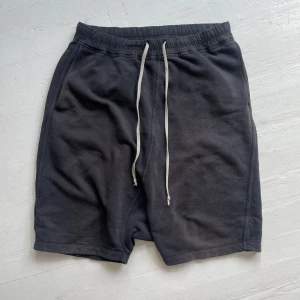 Rick owens drkshdw pods - Storlek M. sitter bra på mig, ja e 180. inge konstigheter. observera att dem är drop crotch. dem e lite solblekta på framsidan och är reparerade vid snöret (bild 2)