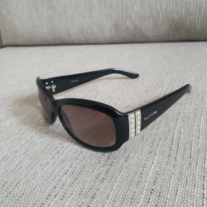 Vintage Valentino solglasögon - Riktigt snygga vintage Valentino solglasögon.  Väldigt bra skick förutom fodralet. Självklart äkta.