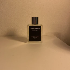 Theodoros Kalotinis Pear Gelato - Säljer min endast test sprayade Pear Gelato från märket Theodoros Kalotinis. Fin doft som ofta är slut såld. Tyvärr säljer jag den pga att jag behöver pengarna. Säljer den för 500kr, nypris 600kr Hör gärna av er