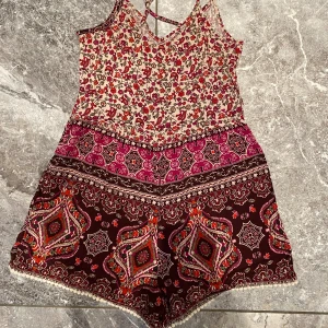 Byxdress - Söt byxdress. Säljs pga garderobrensning. Kika gärna på mina andra annonser, säljer mycket:) 