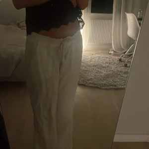 Säljer vita Roxy linnebyxor  - Säljer mina vita linnebyxor , det är lite skrynkliga men går att stryka. De är i storlek xs. 