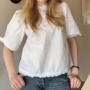 Blus - Jättefin blus från hm som jag bara använt va 2 gånger då jag inte tycker den passar min kroppsfigur säljer jag den❤️Hör gärna av dig för fler bilder på blusen❤️